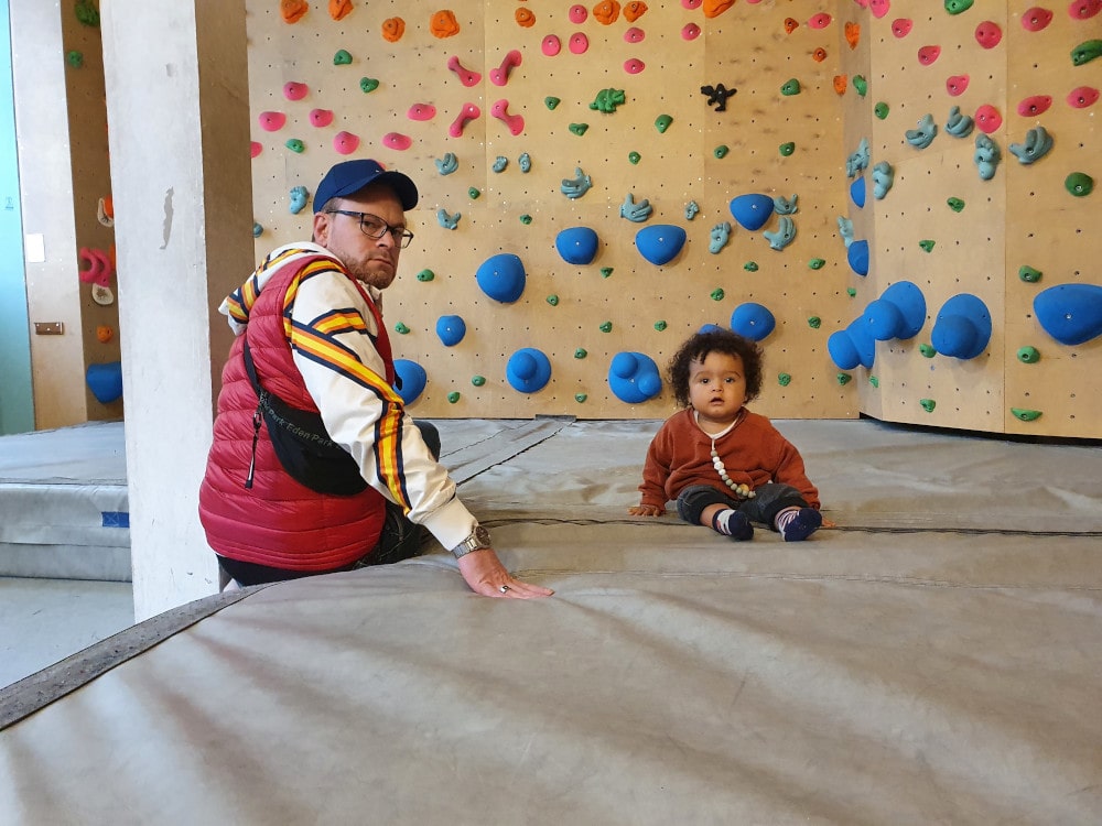 Boris et Siloë sur le tapis dans la salle d'escalade